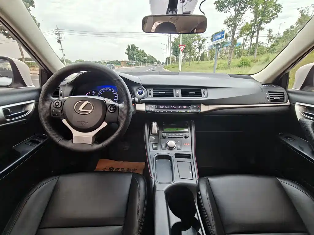 Lexus CT 2018 — фото 11