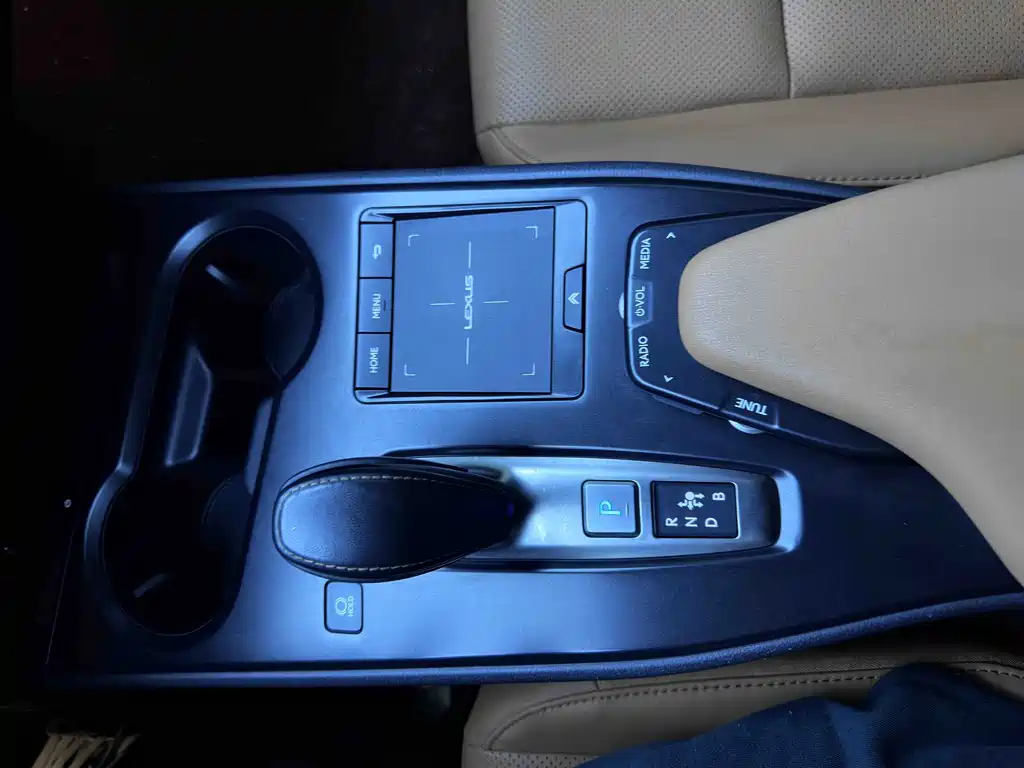 Lexus UX New Energy 2022 — фото 16