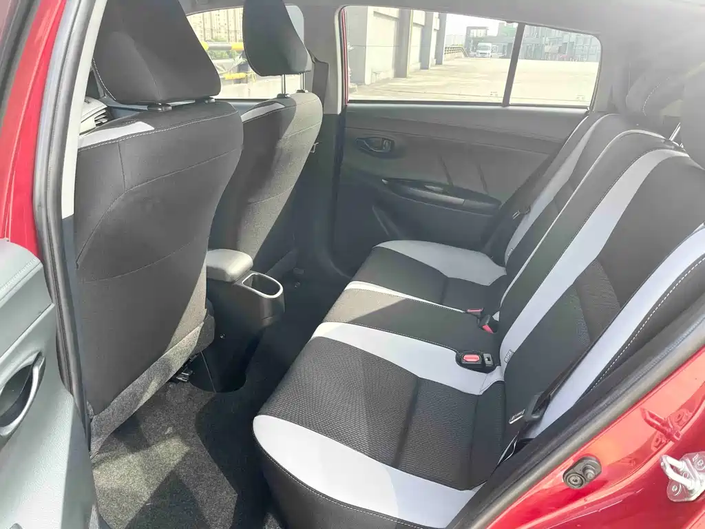 Toyota Yaris L 2022 — фото 10