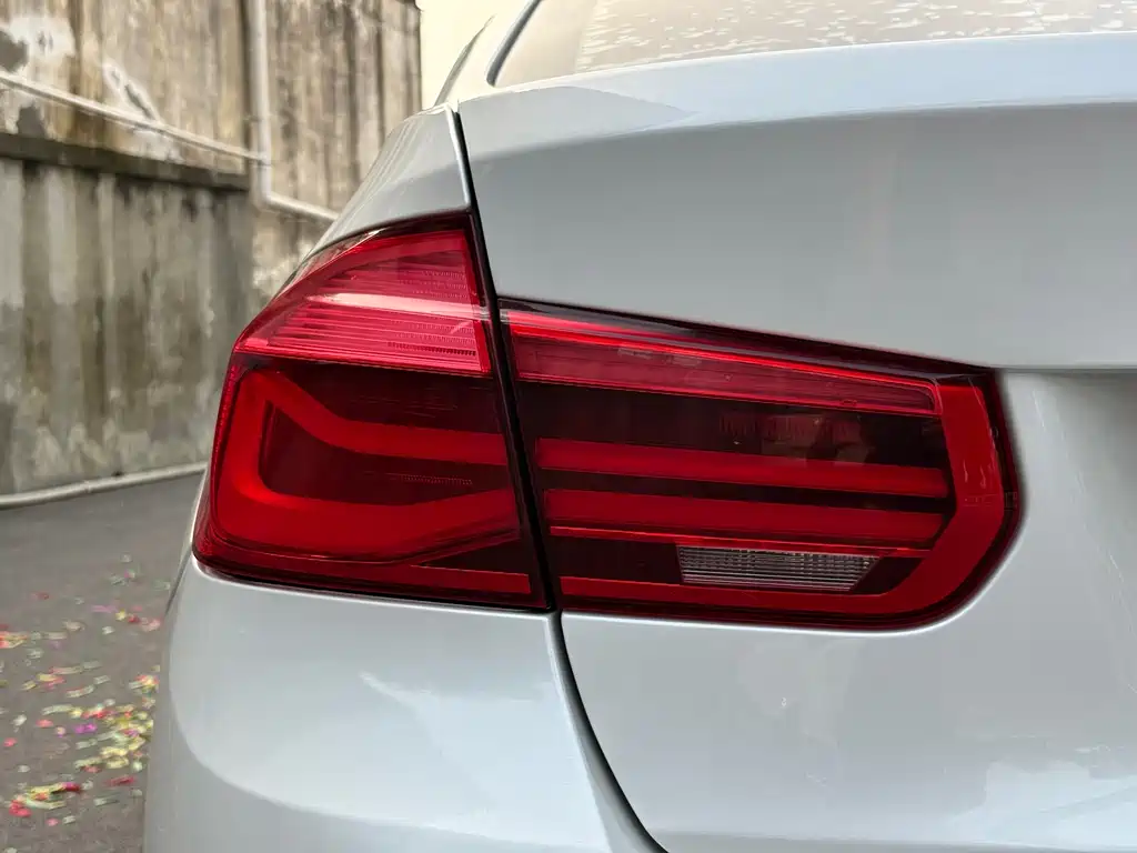 BMW 3 Series 2017 — фото 12