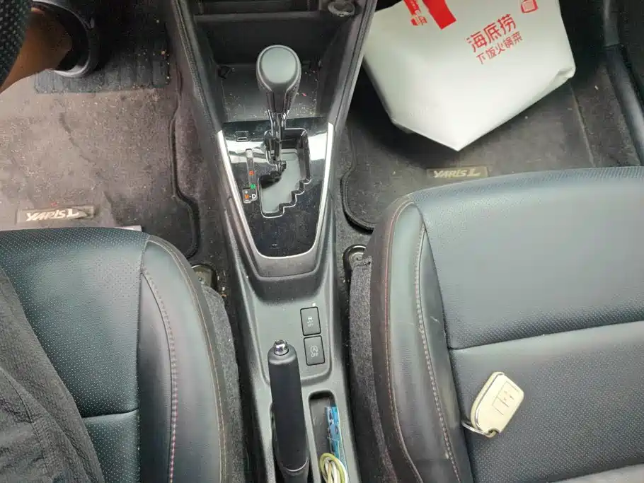 Toyota Yaris L 2022 — фото 16