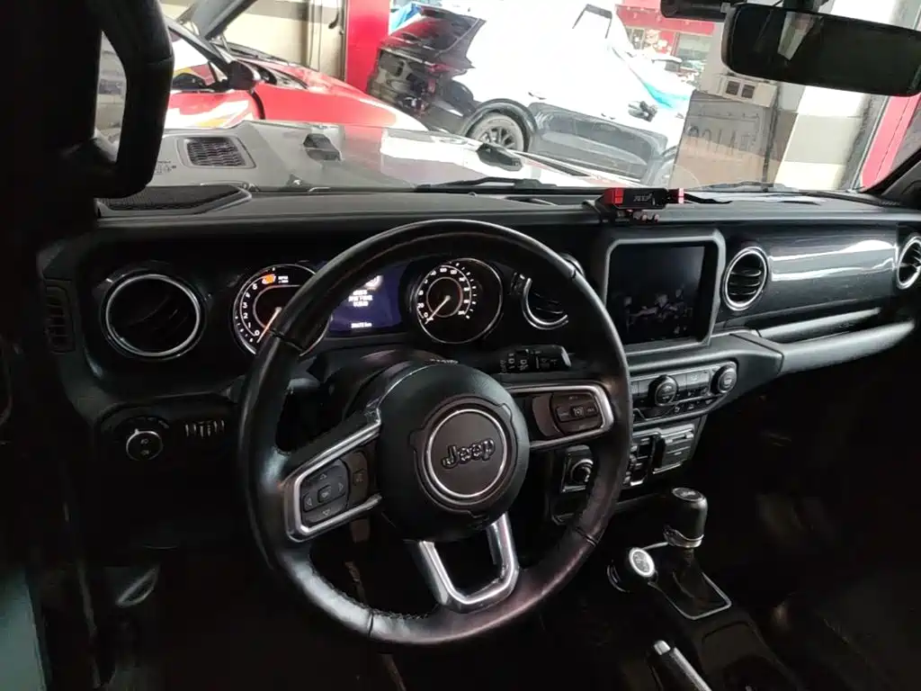 Jeep Wrangler 2023 — фото 16