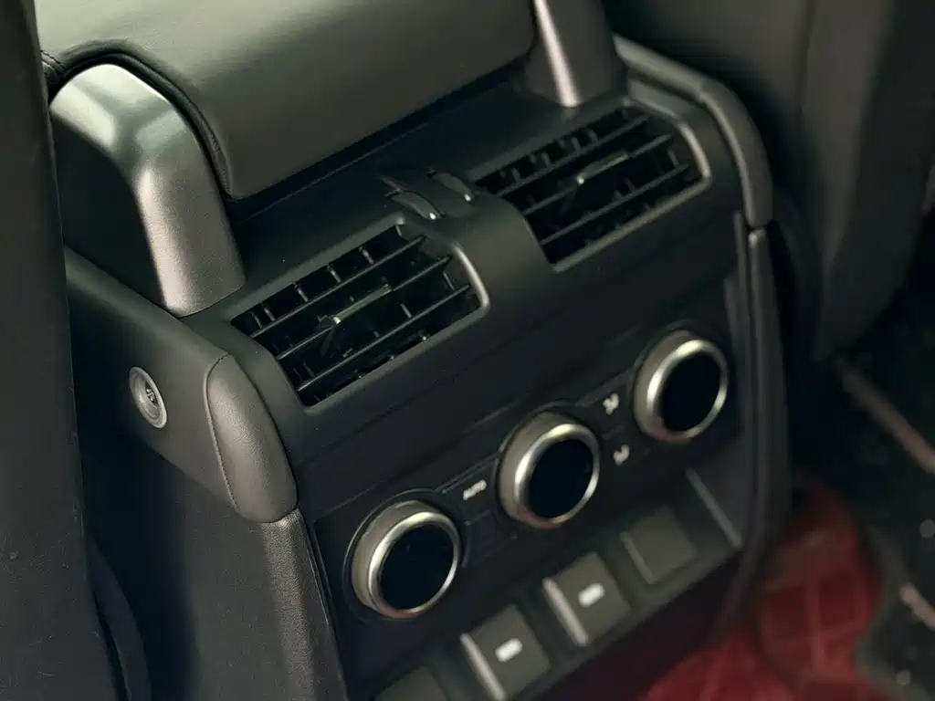 Land Rover Defender 2023 — фото 16