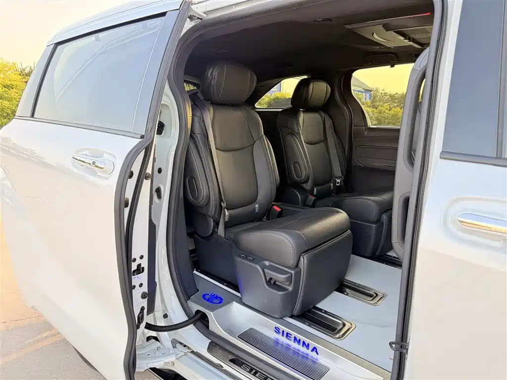 Toyota Sienna 2023 — фото 15