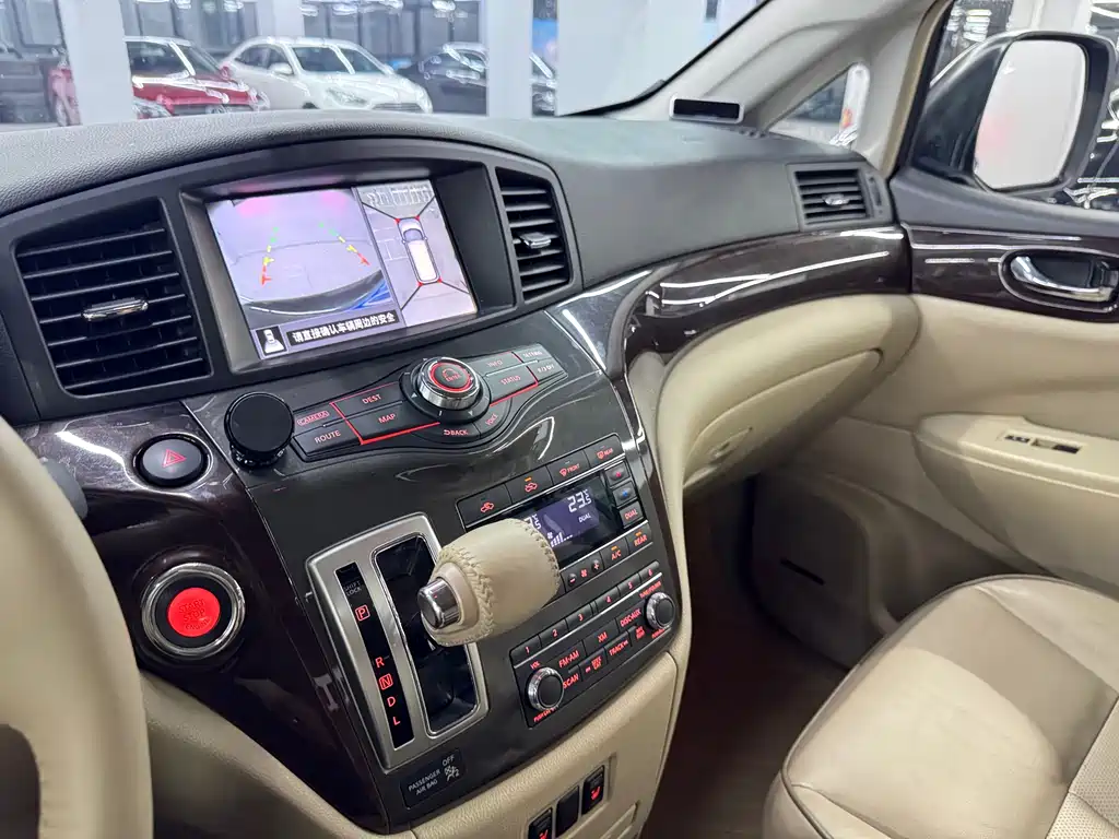 Nissan Quest 2015 — фото 13