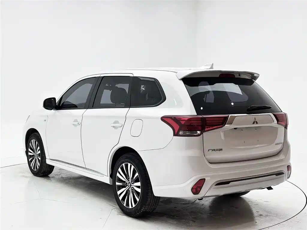 Mitsubishi Outlander 2022 — фото 4