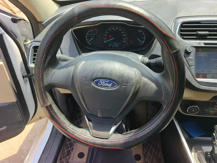 Ford Escort 2017 — фото 15