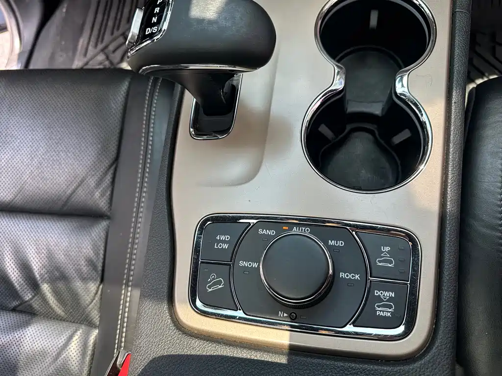 Jeep Grand Cherokee 2015 — фото 15