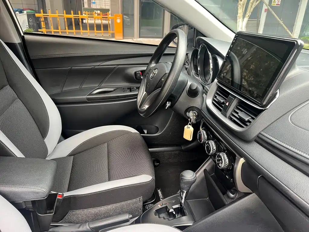 Toyota Yaris L 2022 — фото 17