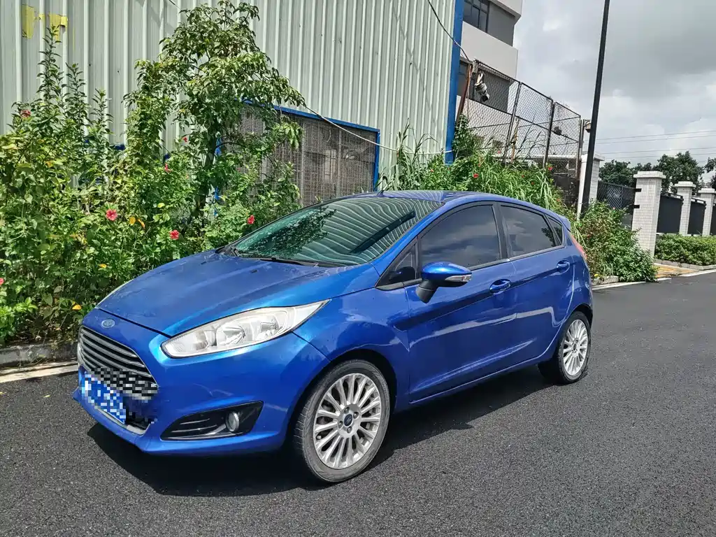 Ford Fiesta 2013 — фото 1