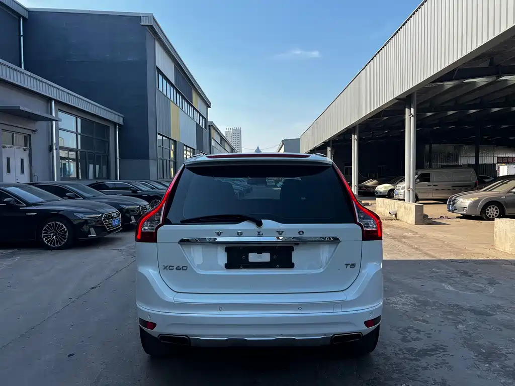 Volvo XC60 2017 — фото 18