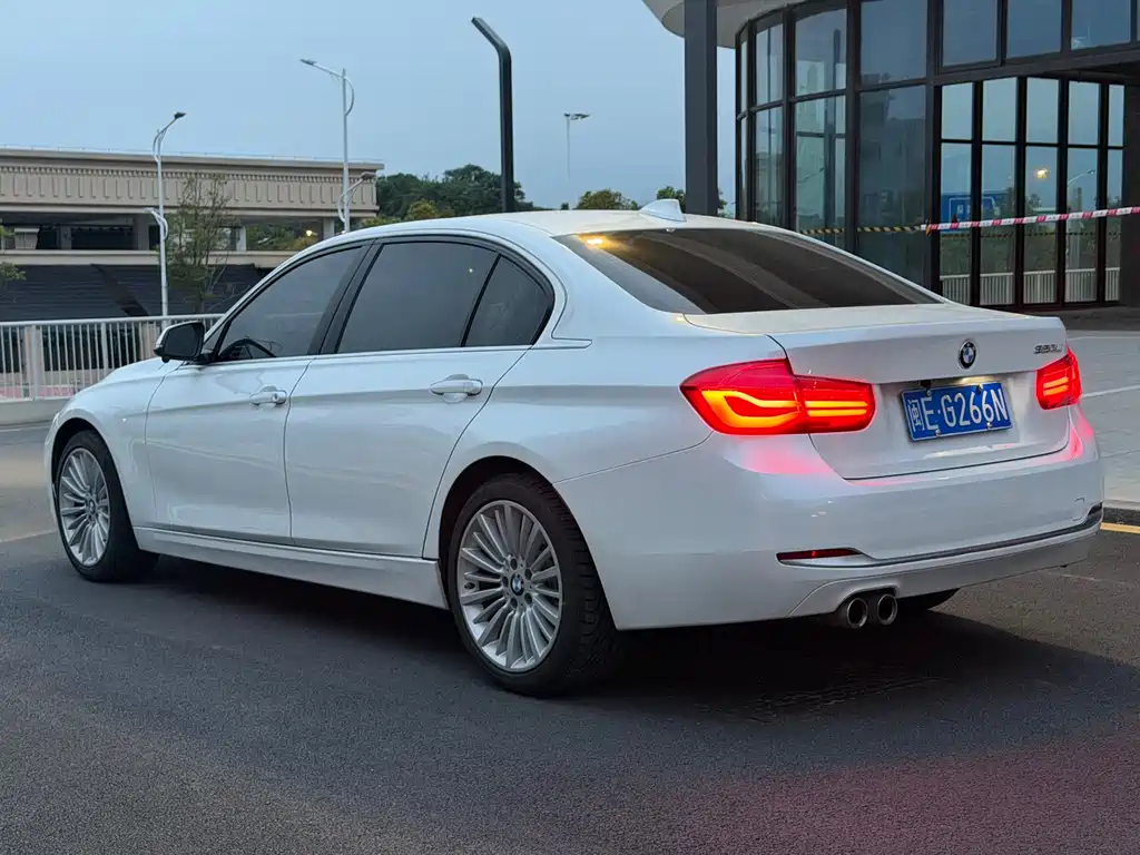 BMW 3 Series 2018 — фото 11