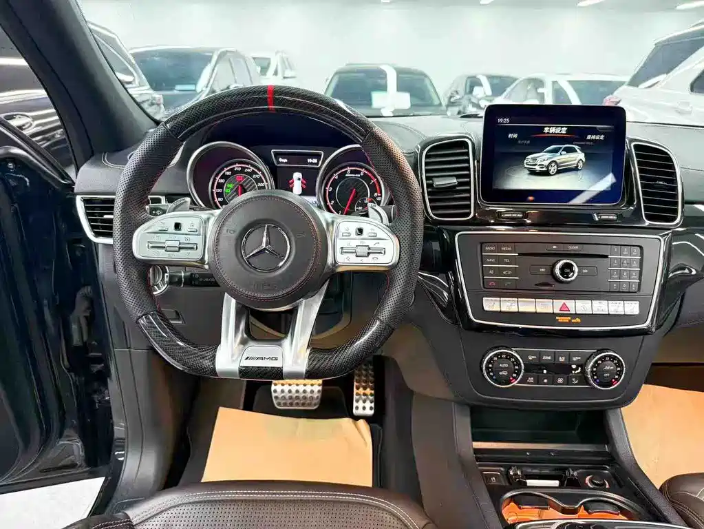 Mercedes-Benz GLS AMG 2017 — фото 10