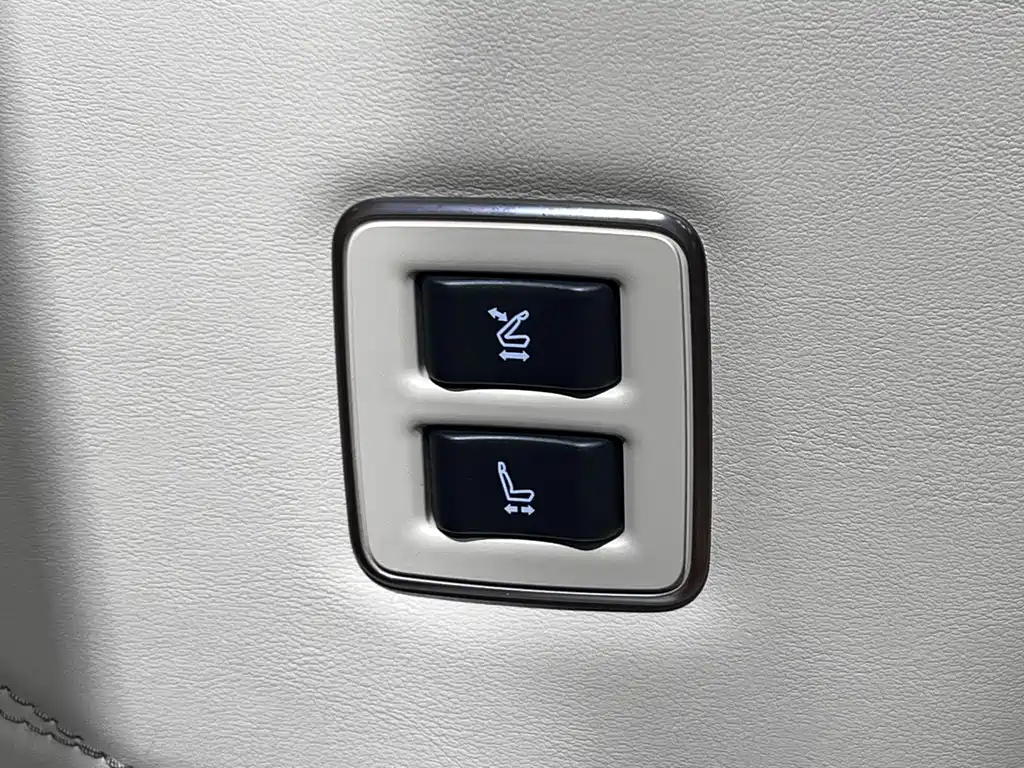 Toyota Alphard 2023 — фото 11