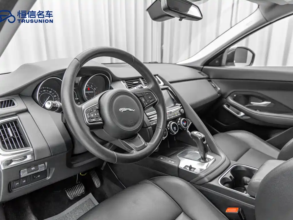 Jaguar E-PACE 2019 — фото 12