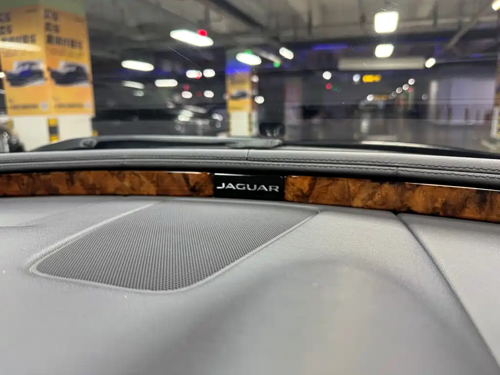 Jaguar XJ 2015 — фото 21