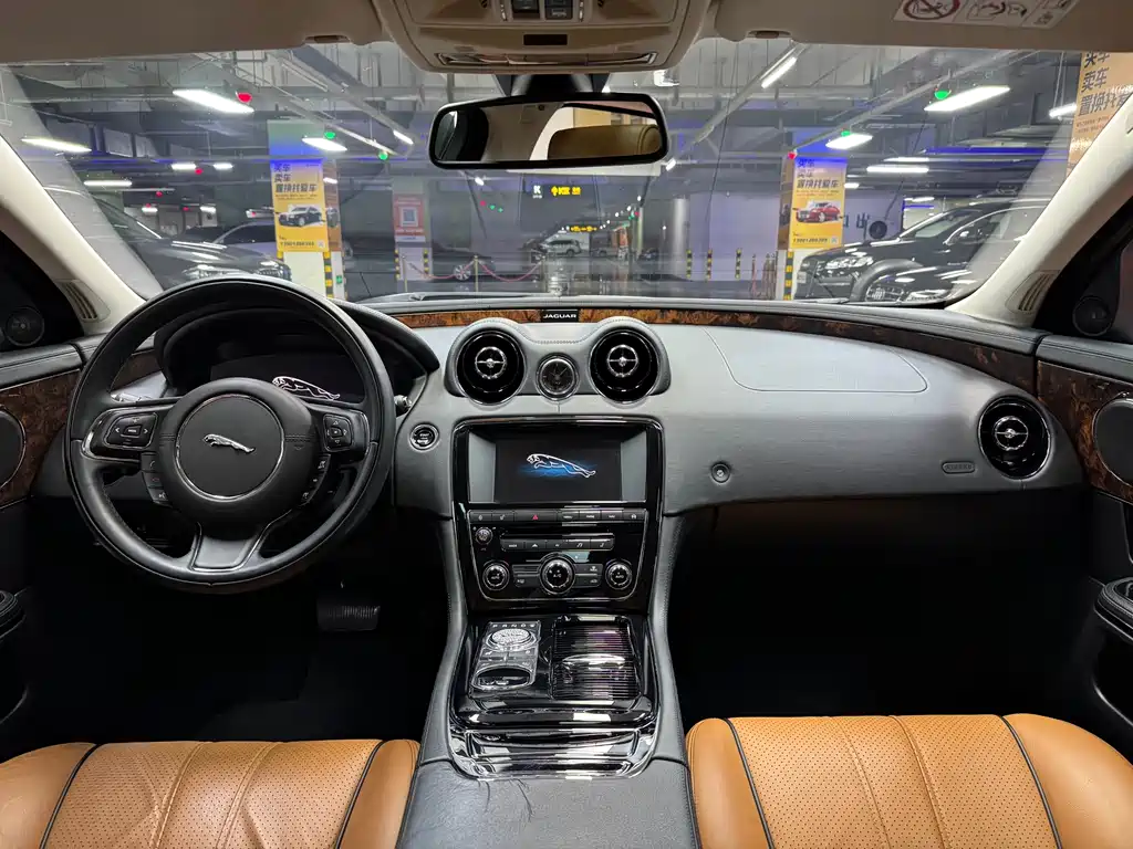 Jaguar XJ 2015 — фото 29