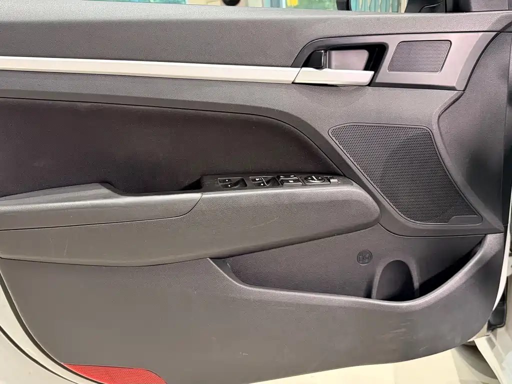 Hyundai Elantra 2018 — фото 12