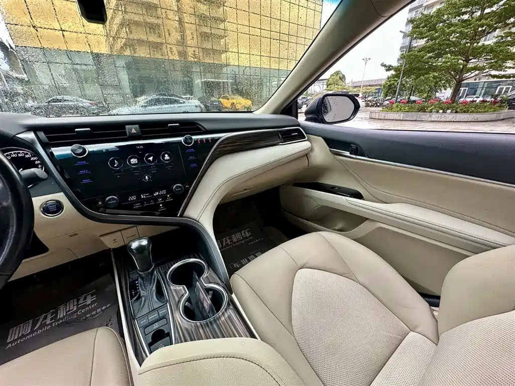 Toyota Camry 2019 — фото 14