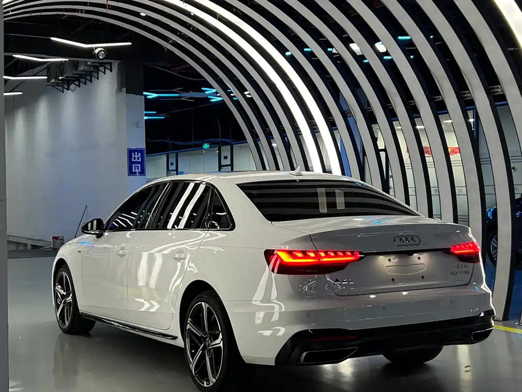 Audi A4L 2025 — фото 12