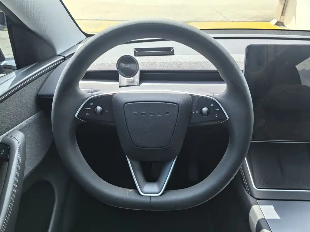 Tesla Model Y 2025 — фото 10