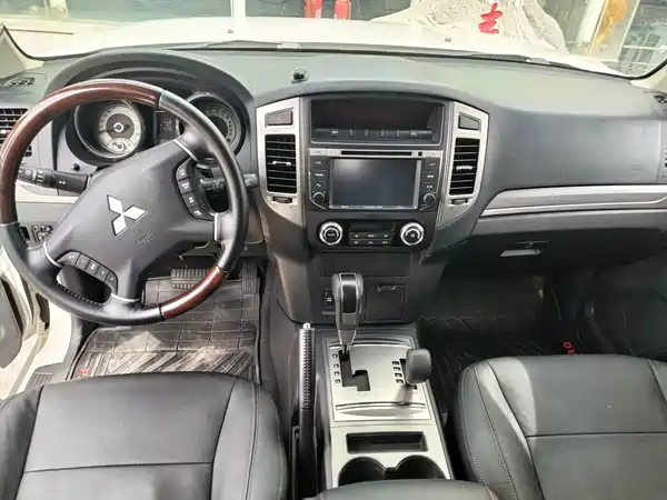 Mitsubishi Pajero 2016