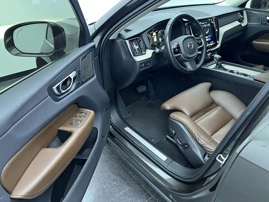 Volvo XC60 2019 — фото 9