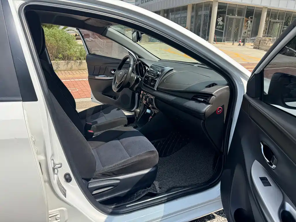 Toyota Yaris L 2015 — фото 11