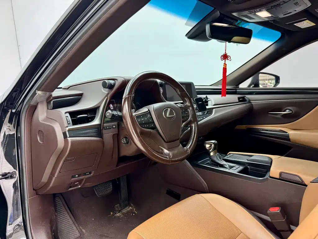 Lexus ES 2019
