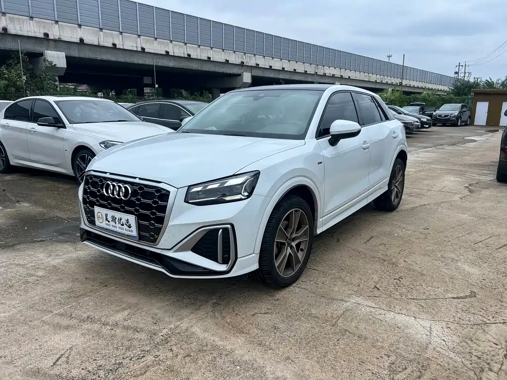 Audi Q2L 2022 — фото 1
