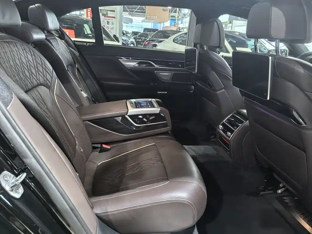 BMW 7 Series 2018 — фото 15