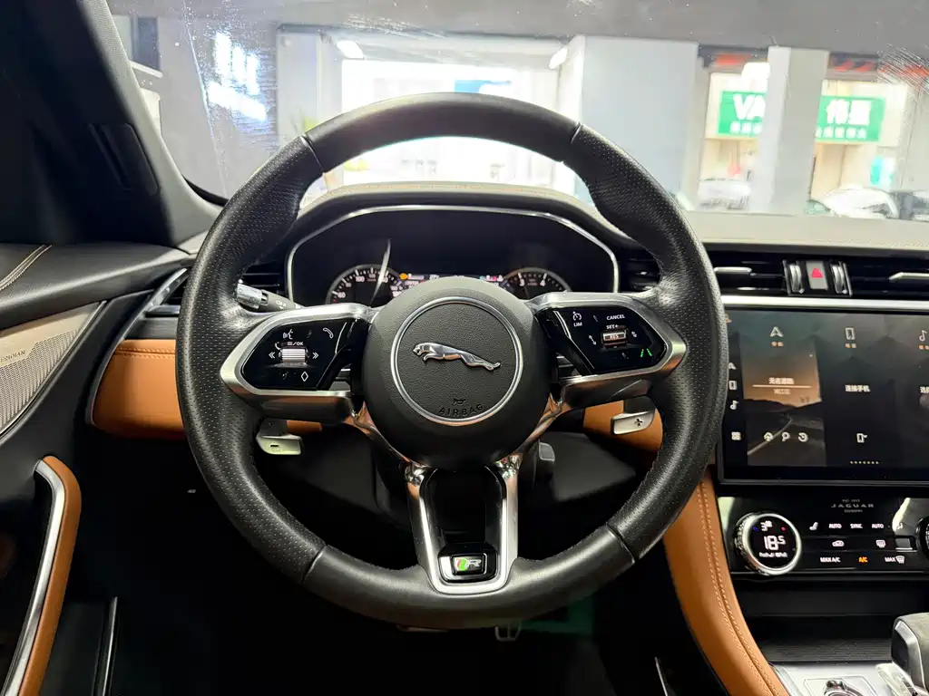 Jaguar F-PACE 2023 — фото 8