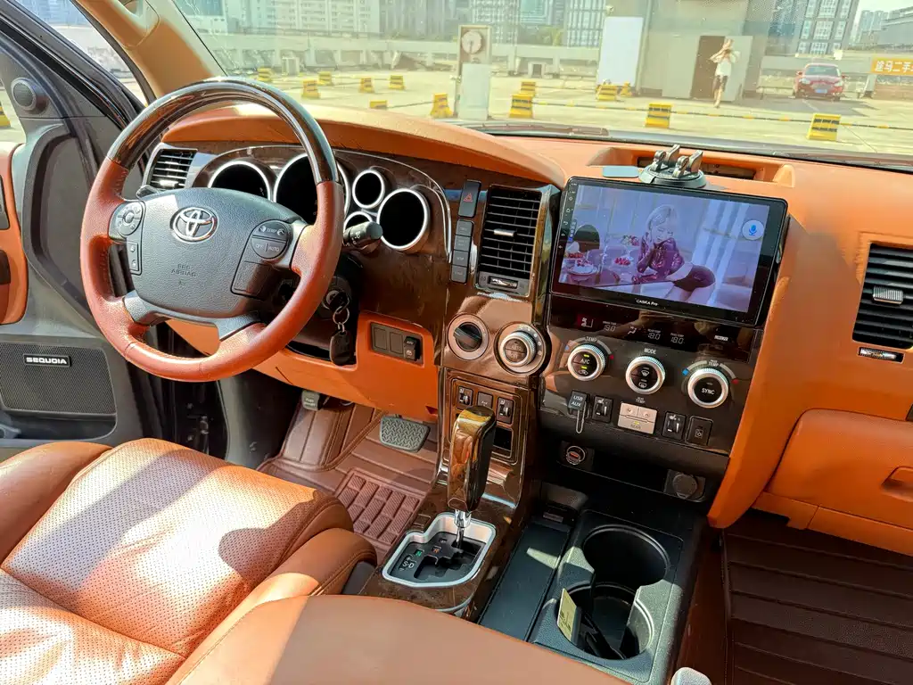 Toyota Sequoia 2015 — фото 11