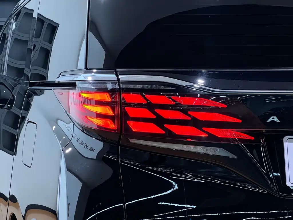 Toyota Alphard 2023 — фото 7
