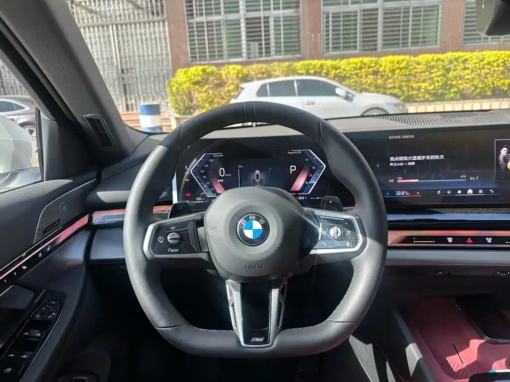 BMW 5 Series 2025 — фото 16
