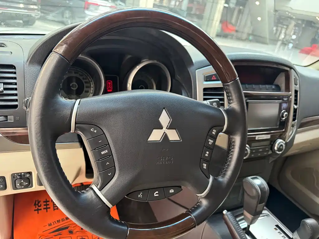 Mitsubishi Pajero 2018 — фото 14
