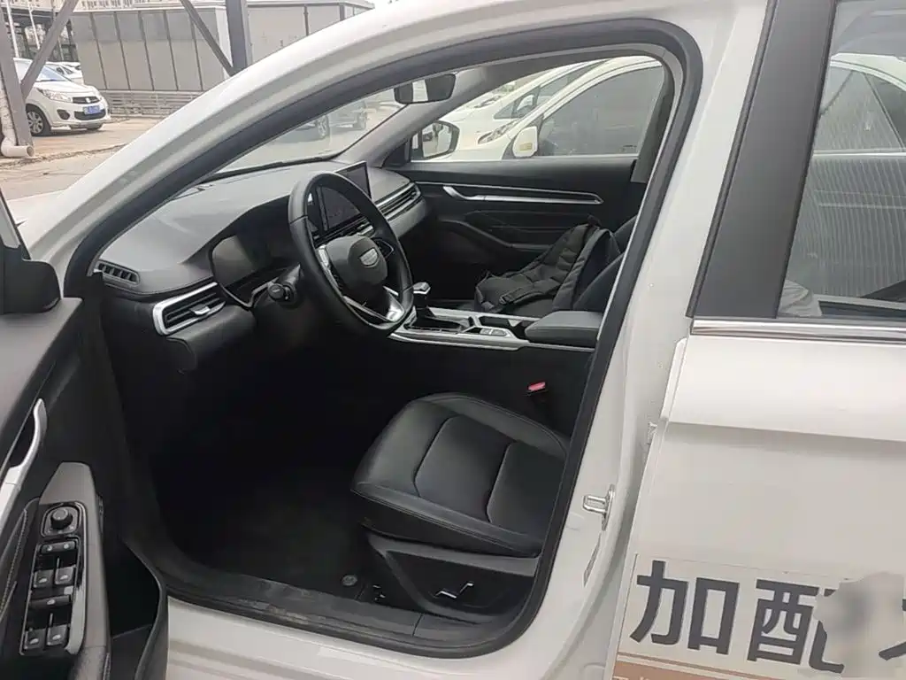 Geely Emgrand 2025 — фото 15