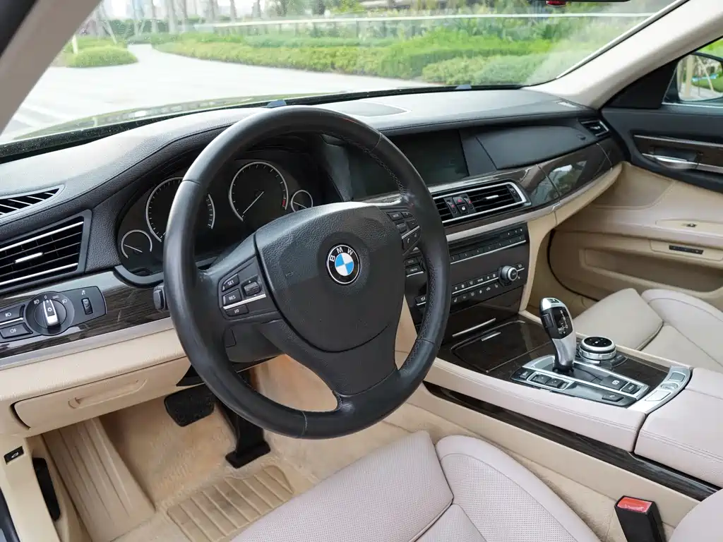 BMW 7 Series 2009 — фото 21