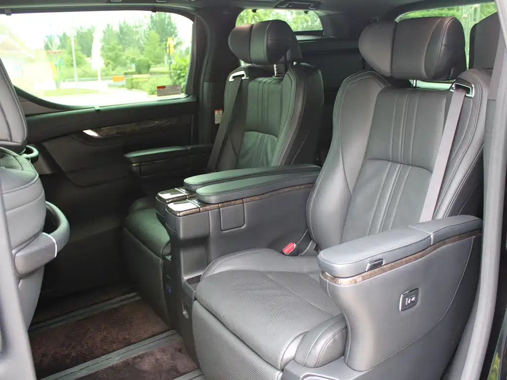 Toyota Alphard 2020 — фото 18