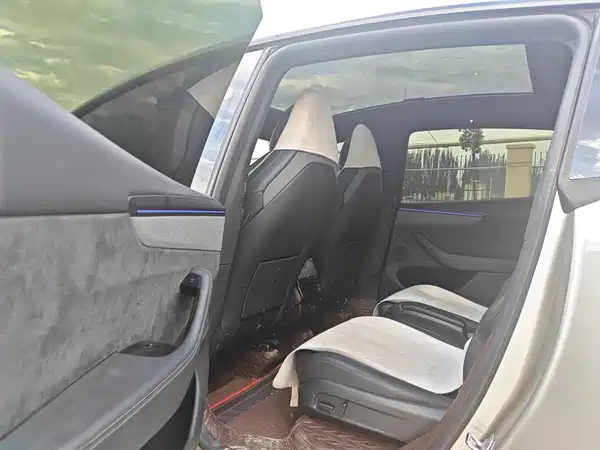Tesla Model Y L 2026