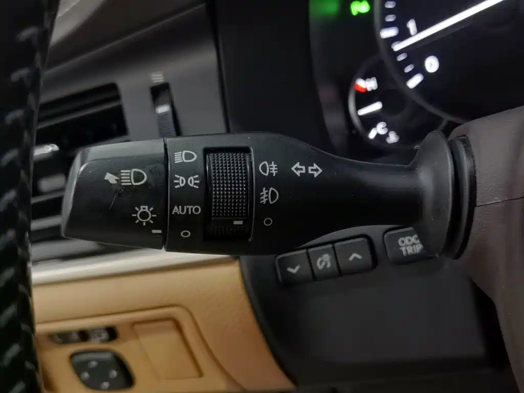 Lexus ES 2015 — фото 21