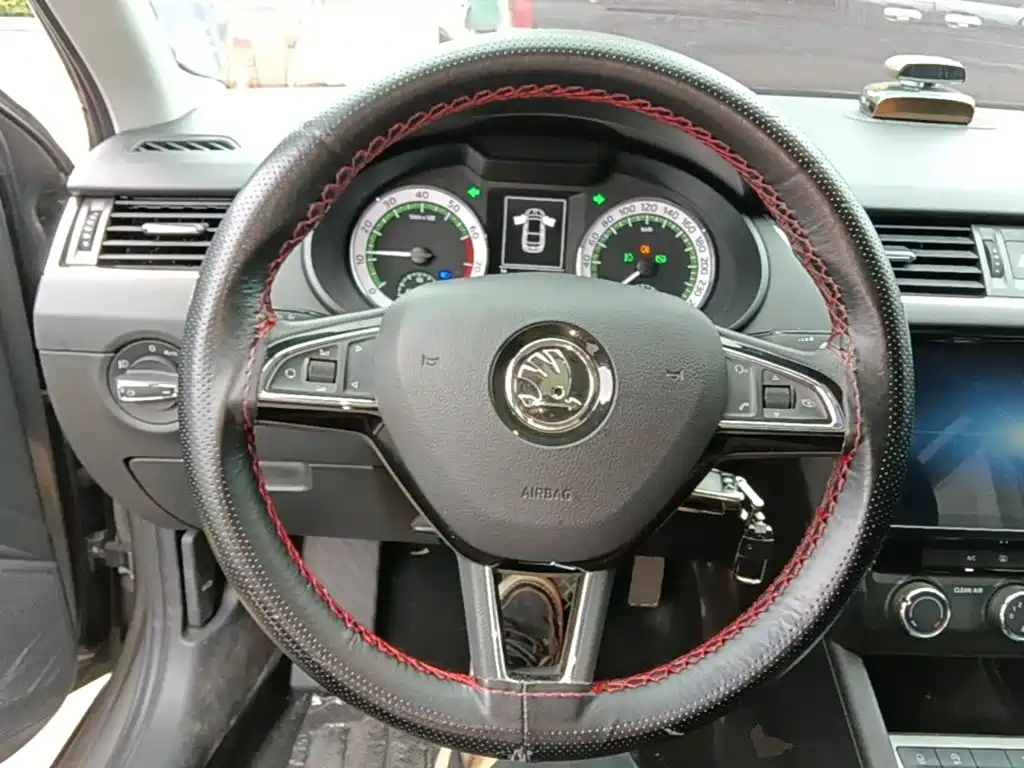 Skoda Octavia 2020 — фото 11