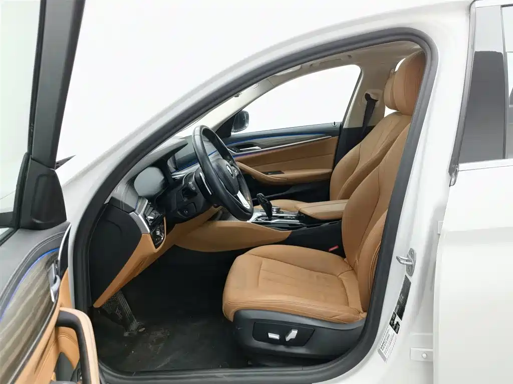 BMW 5 Series 2020 — фото 10