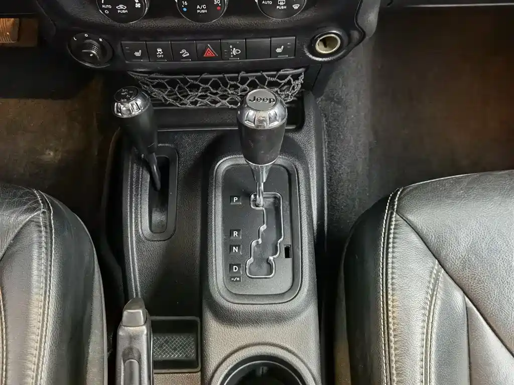 Jeep Wrangler 2015 — фото 13