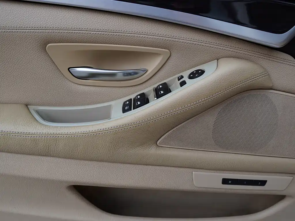 BMW 5 Series 2011 — фото 18