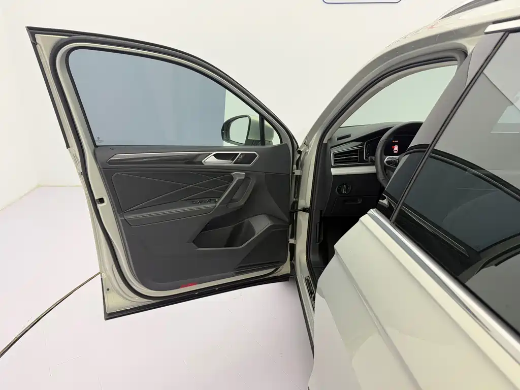 Volkswagen Tiguan L 2023 — фото 19