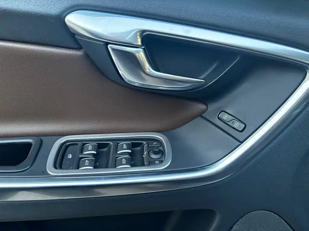 Volvo XC60 2016 — фото 12