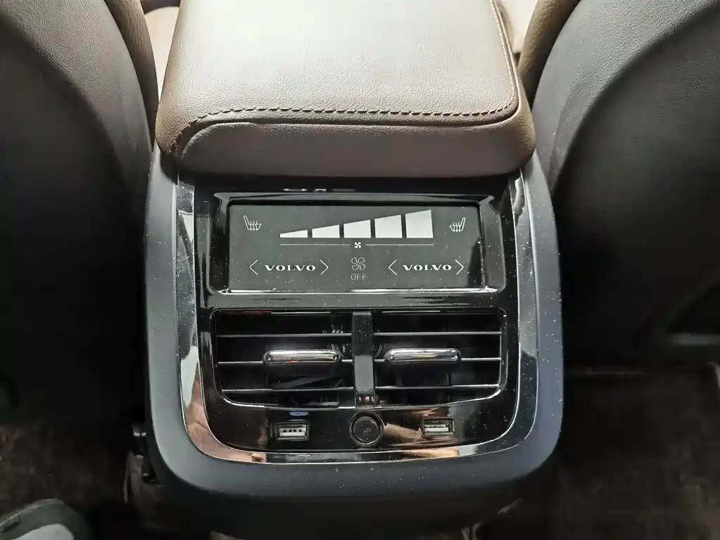Volvo XC60 2025 — фото 11