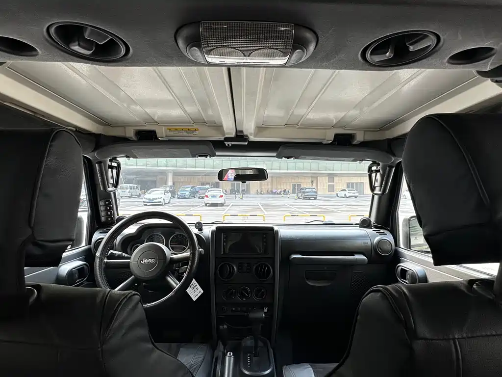 Jeep Wrangler 2010 — фото 10