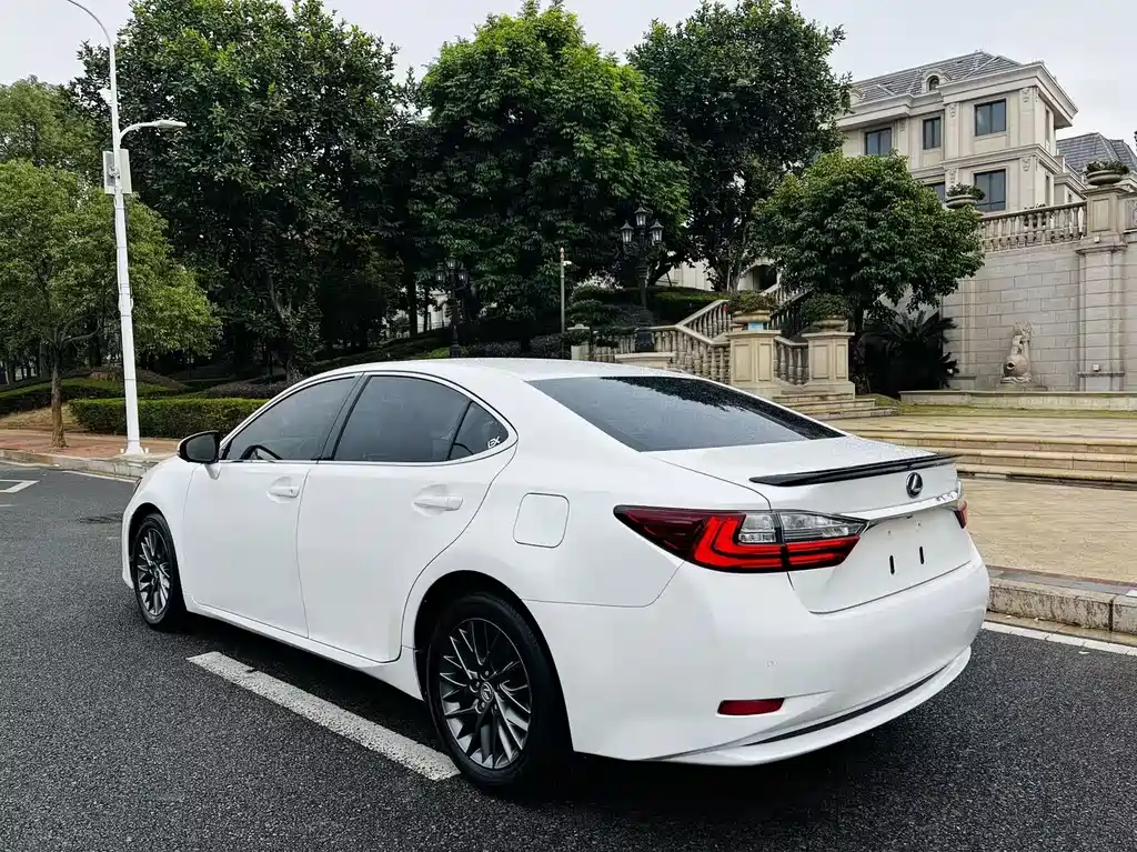 Lexus ES 2018 — фото 20